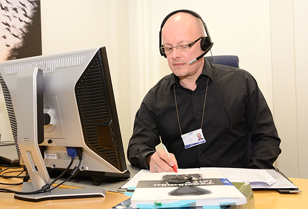 The Occupational Safety and Health Inspector advises the customer by telephone.