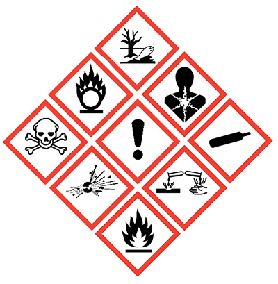 Yhdeksän kemikaalien varoitusmerkkiä, jotka ovat vinoneliön muotoisia, merkeissä on musta symboli valkoisella taustalla ja punainen kehys. Varoitusmerkit ovat vaarallinen ympäristölle, hapettava, vakava terveysvaara, välitön myrkyllisyys, terveysvaara/vaarallinen otsonikerrokselle, paineen alainen kaasu, räjähtävä, syövyttävä ja syttyvä.
