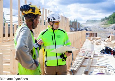Arbetarskyddsinspektion på en byggarbetsplats vid motorväg. Bild: Anu Pynnönen.