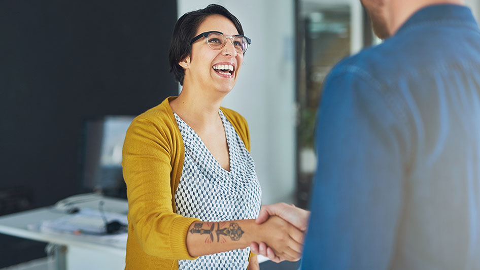 Två personer skakar hand.
