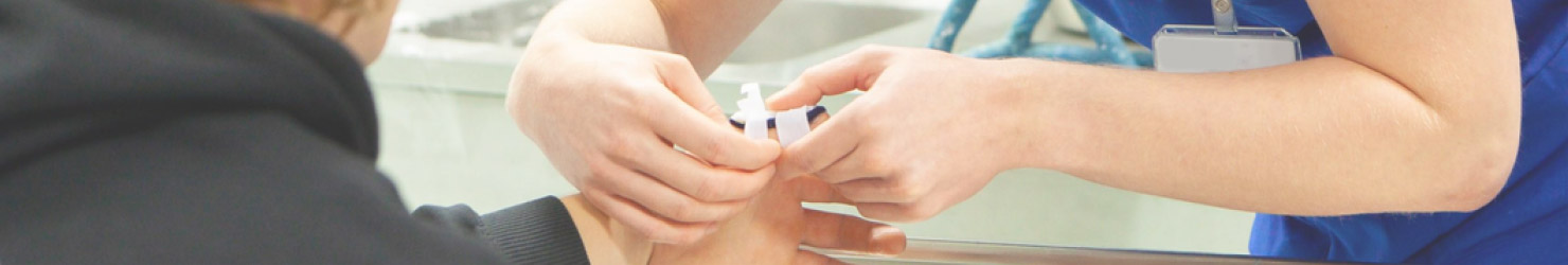 Personens finger är lappad